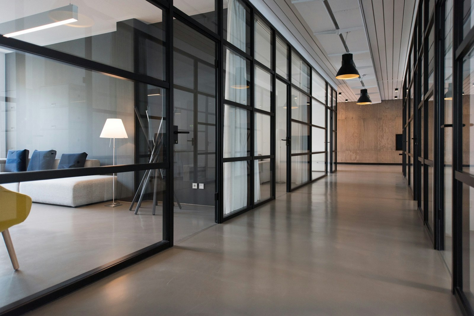 Oficina moderna con tableros de control empresarial